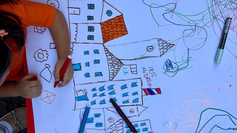 Una bambina disegna durante un laboratorio della Libreria Timpetill.