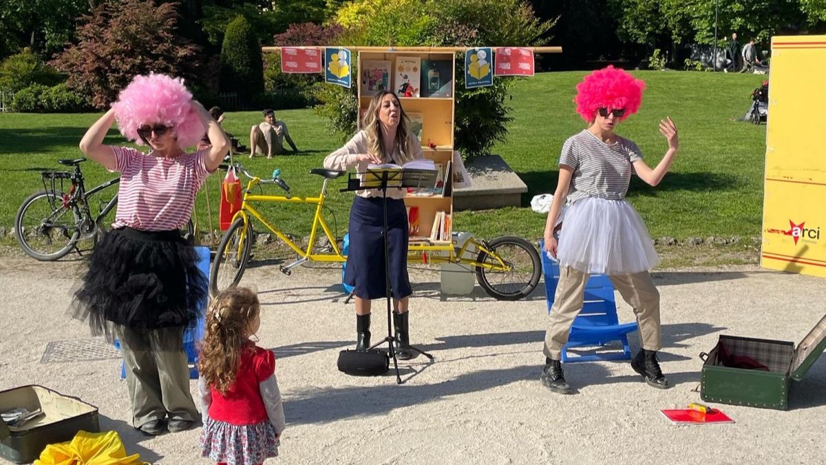 Le attrici della Compagnia dei Piccoli durante la narrazione de «Il nemico, una storia contro la guerra».