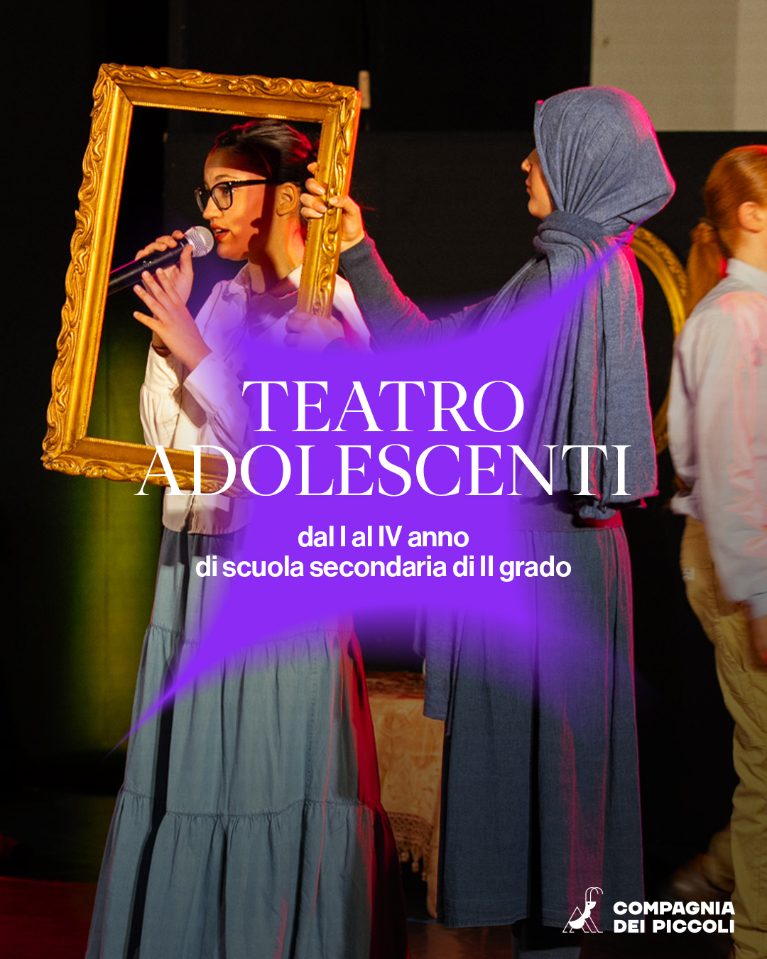 Due ragazze si guardano sorridendo durante il laboratorio Teatro Adolescenti.