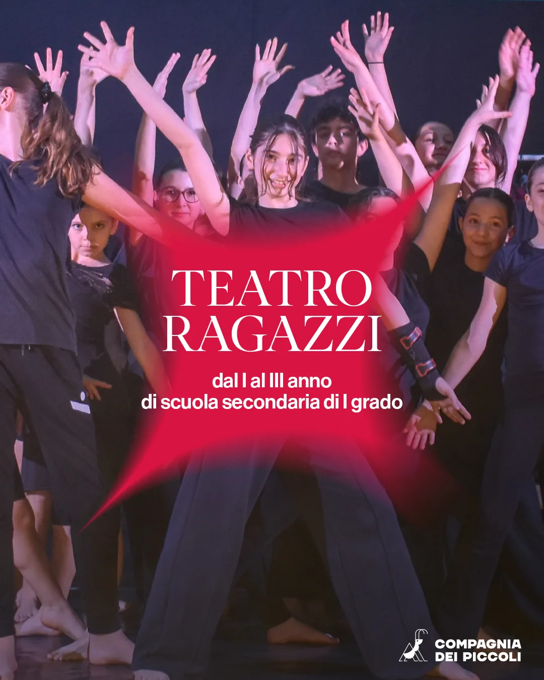 Un gruppo di ragazzi con le braccia alzate durante il laboratorio Teatro Ragazzi.